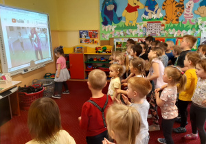 Przedszkolaki oglądają prezentację multimedialną dotyczącą talentów dzieci